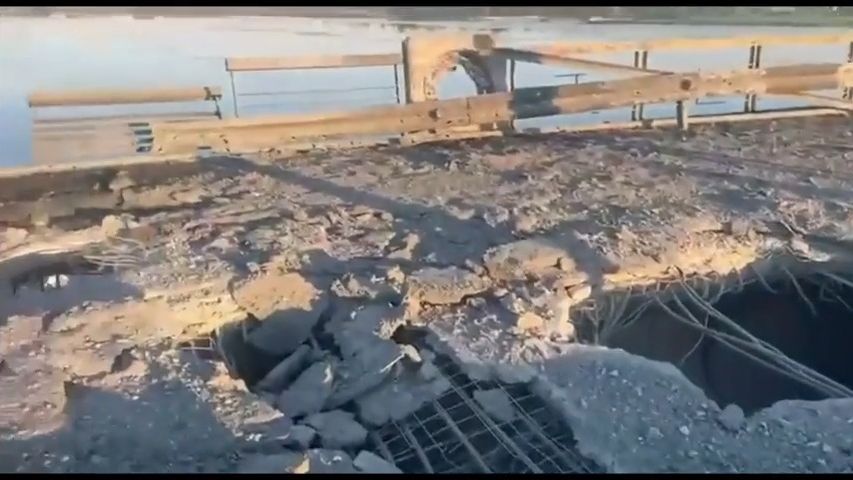 Záběry klíčového mostu u Chersonu po ukrajinském útoku. Rusové ho uzavřeli